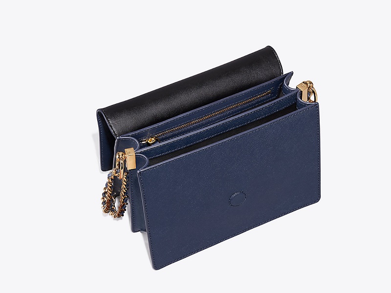 Tory Burch - @camillecharriere carrying the Juliette in Royal Navy